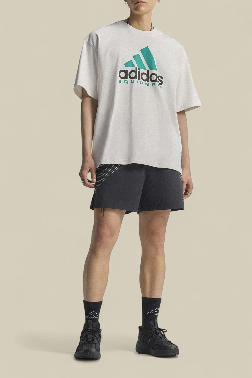 תמונת כל הלוק של חולצת טי